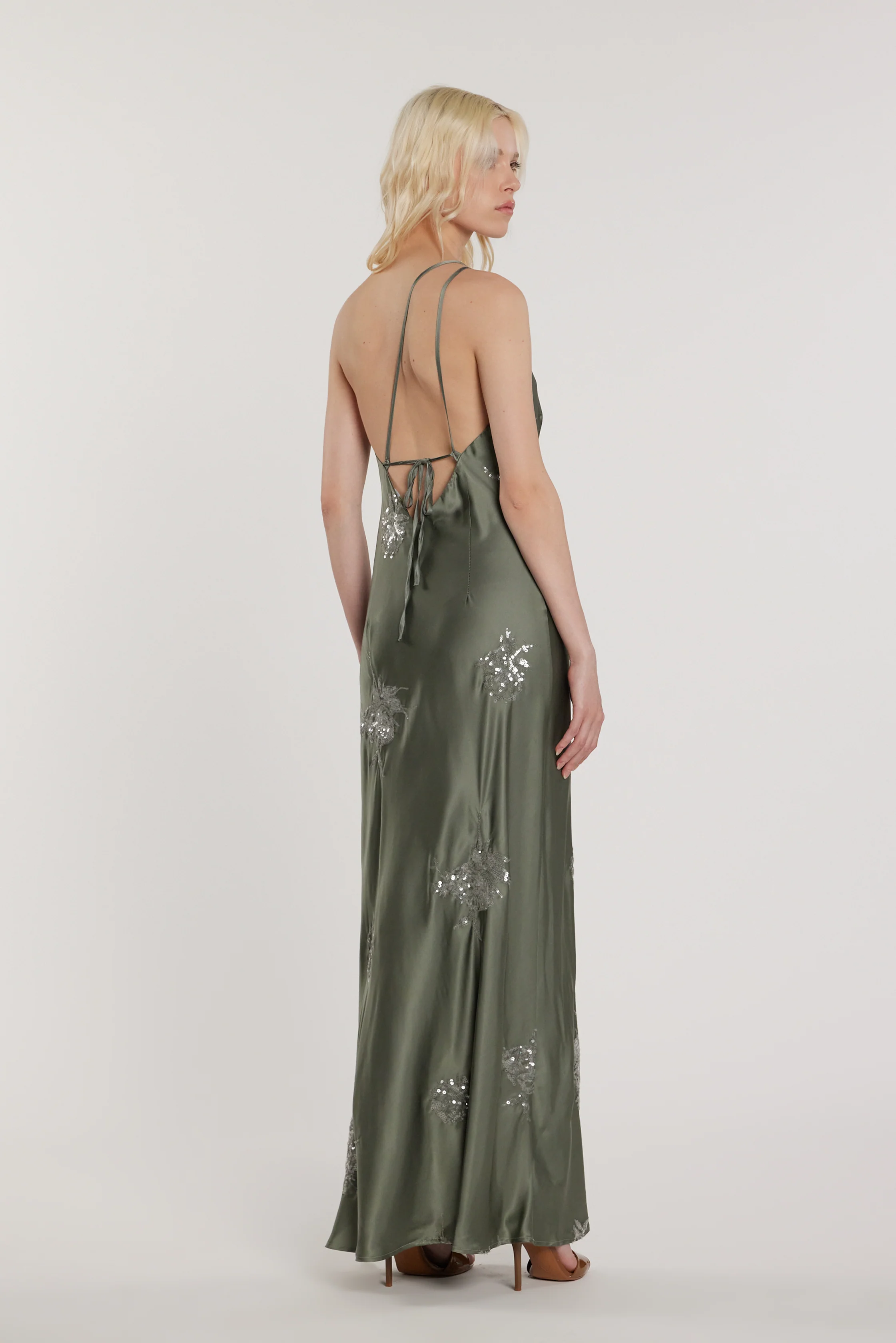 Abito ARCAJA lungo monospalla più stringhe dietro con ricamo fiori paillettes - Image 3