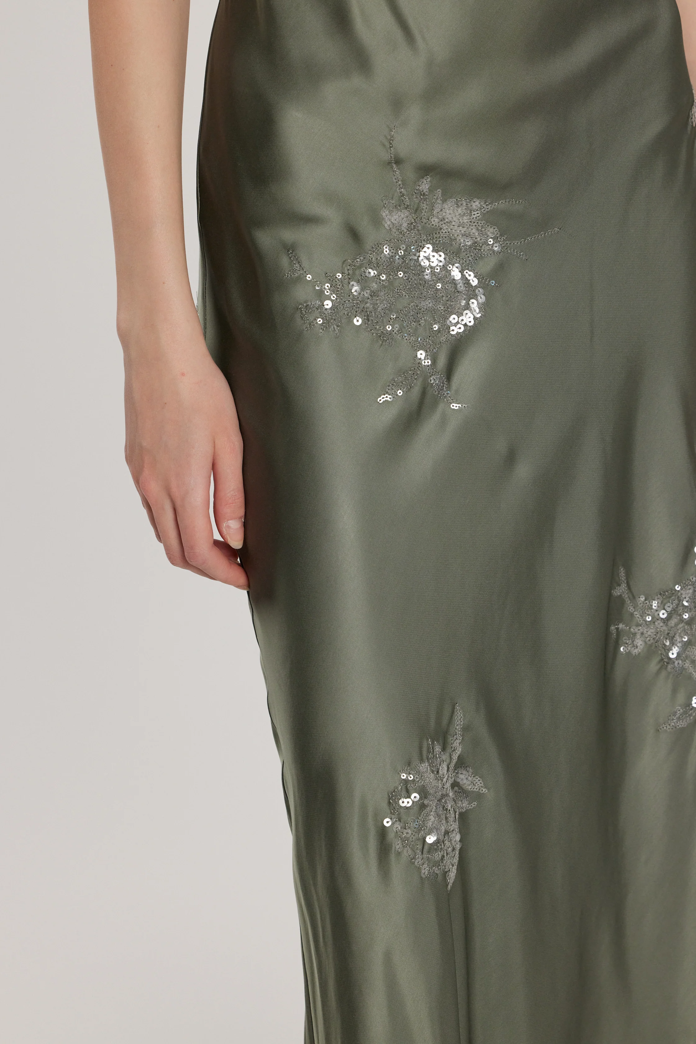 Abito ARCAJA lungo monospalla più stringhe dietro con ricamo fiori paillettes - Image 4