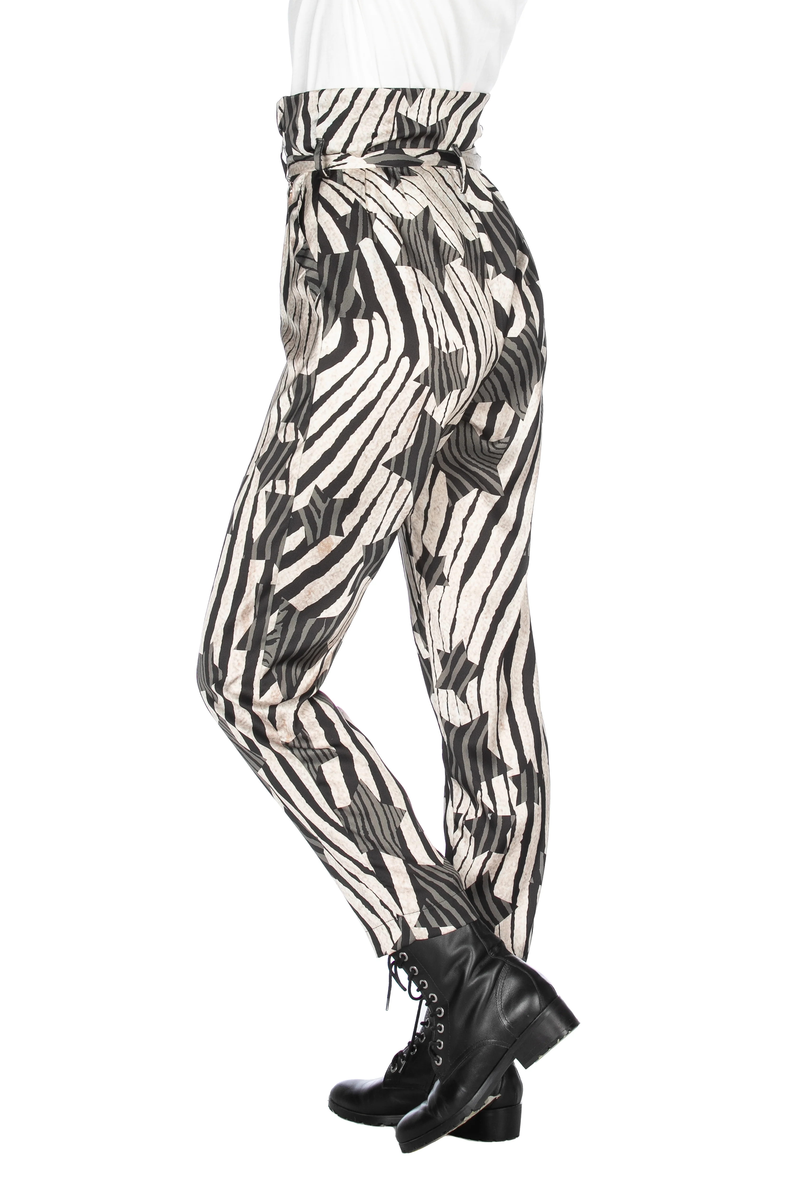 Pantaloni paperbag TRAMONSA con cintura e tasche in fantasia animalier e stelle - Image 3